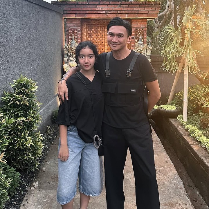 <p>Selain Sheila Marcia, sang Ayah turut memberikan ucapan bermakna untuk Leticia, Bunda. Melalui akun Instagram-nya, Anji mengunggah potretnya bersama sang putri dengan pakaian serba hitam. "Satu tahun lebih tua, satu tahun lebih bijaksana. Selamat ulang tahun ke 5 @leticiajoseph24. Cinta yang besar, Papa," tuturnya dengan menyisipkan emotikon hati. (Foto: Instagram: @duniamanji)</p>