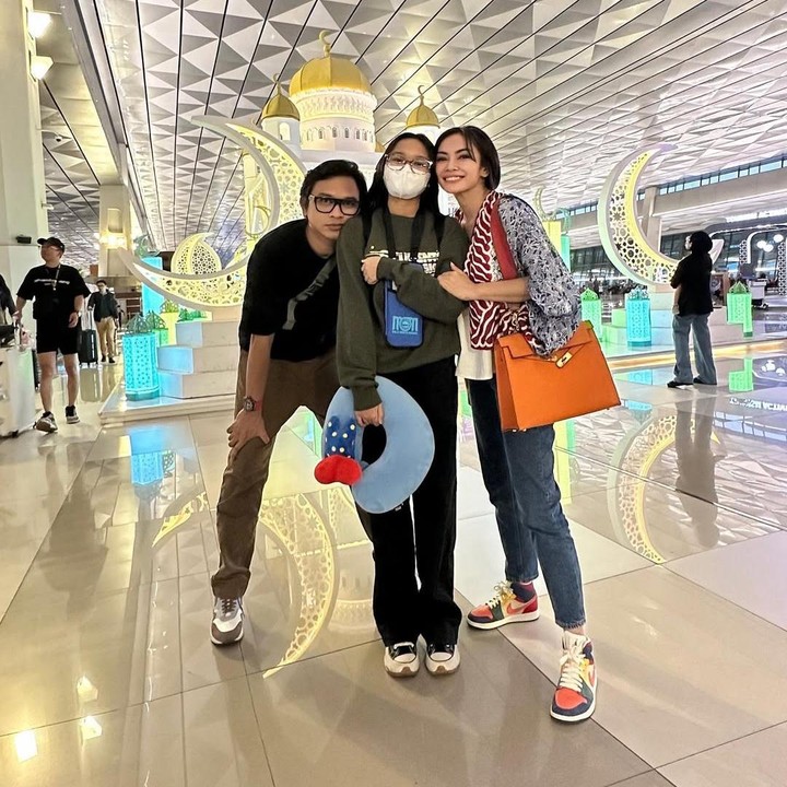 <p>Tidak hanya itu, Masayu dan Lembu juga kompak mengantarkan sang putri ke bandara sebelum terbang ke Australia seorang diri. "Nganterin sayangkuuu <em>@samarraanaya</em> ke Brisbane. Mewek? Sudah pasti. Pertama kali ngelepas <em>@samarraanaya</em> pergi jauh tanpa keluarga. Baik-baik ya, Nak. Sehat-sehat. Video call terus ke ceces dan babuy," katanya. (Foto: Instagram: @masayuanastasia @lembuwiworojati)</p>