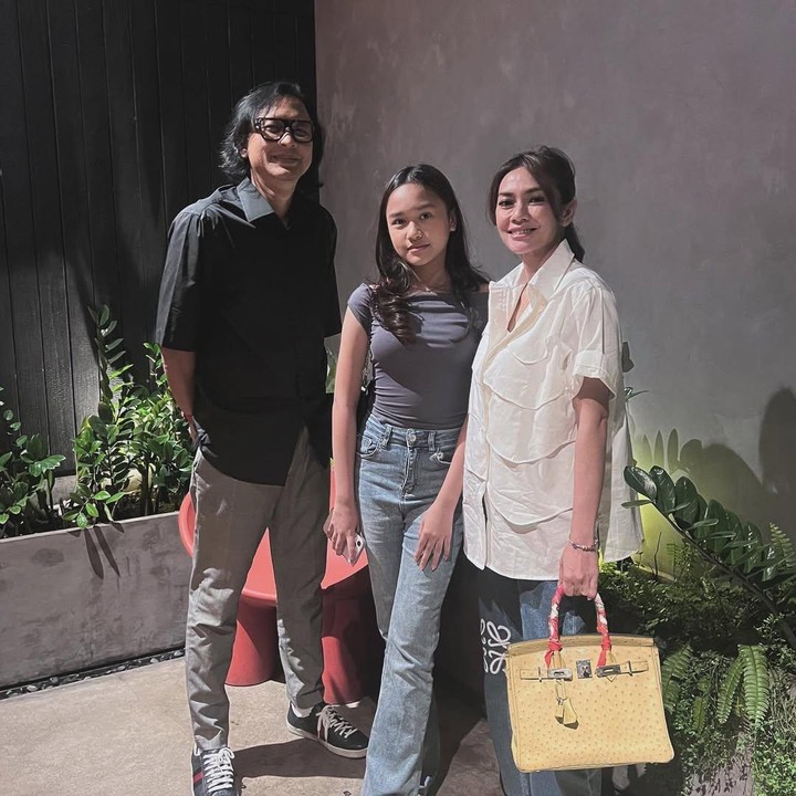 <p>Banyak netizen yang kagum dengan gaya parenting Masayu dan Lembu. Tidak sedikit yang memuji keduanya karena tetap menjaga hubungan baik dan tidak menjatuhkan satu sama lain. "Demi anak terlihat kompak, salut," tutur seorang netizen. "Salut, biarpun sudah pisah tapi tetap menjaga tali silahturahmi. Enggak saling menjatuhkan," kata netizen lainnya. (Foto: Instagram: @masayuanastasia @lembuwiworojati)</p>