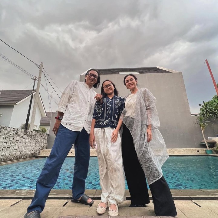 <p>Artis cantik Masayu Anastasia pernah menikah dengan Lembu Wiworo Jati sebelum akhirnya bercerai di tahun 2016, Bunda. Dari pernikahan ini, keduanya pun dikaruniai seorang putri bernama Samara Anaya Amandari. (Foto: Instagram: @masayuanastasia @lembuwiworojati)</p>