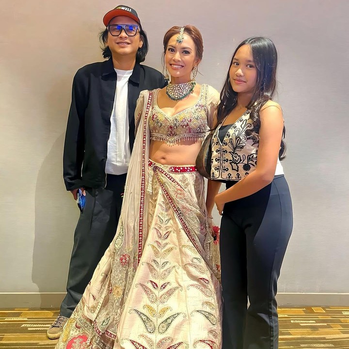 <p>Pada akhir tahun 2024 lalu, Lembu dan Samara tampil dalam acara premier film terbaru Masayu, Bunda. "<em>My support system</em>," tutur Masayu dengan menyisipkan emtikon hati. (Foto: Instagram: @masayuanastasia @lembuwiworojati)</p>