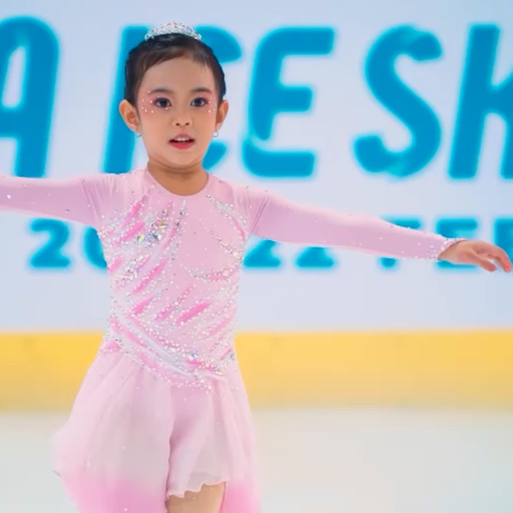 <p>"Ini adalah bisitan hatiku saat nama Sada Amina Hanara menggaung di lapangan es. Dulu suka banget kalau lihat anak kecil main-main <em>ice skating</em> di mall. Ternyata sekarang anak kecil itu adalah anakku. Padahal enggak pernah nawar-nawarin buat Sada main<em> ice skating</em>, tapi anaknya minta sendiri. <em>Biidznillah</em> peran aku dan<em> @irvantoge</em> sebagai orang tua ya hanya men-<em>support</em> dan mengakomodir semaksimal yang kita bisa. Jujur enggak berekspektasi juga sampai ikut lomba seperti ini, <em>alhamdulillah</em>," tulis Fitri pada laman Instagram-nya. (Foto: Instagram: @fitrop)</p>