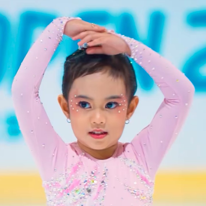 <p>Sada Amina Hanara putri sulung Fitri Tropica sangat lincah bermain<em> ice skating</em>, Bunda. Padahal, usianya belum genap enam tahun, lho. (Foto: Instagram: @fitrop)</p>
