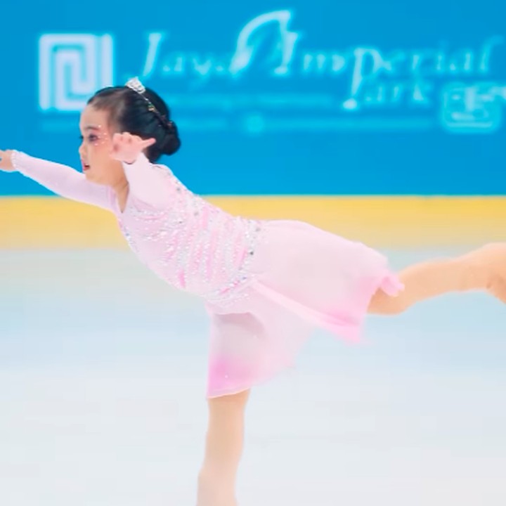 <p>Fitri pun mengucapkan terima kasih kepada seluruh pihak yang telah mendukung Sada dalam dunia <em>ice skating</em> ini. Bunda dua anak itu turut berpesan kepada sang putri agar selalu semangat dan meraih mimpinya. (Foto: Instagram: @fitrop)</p>
