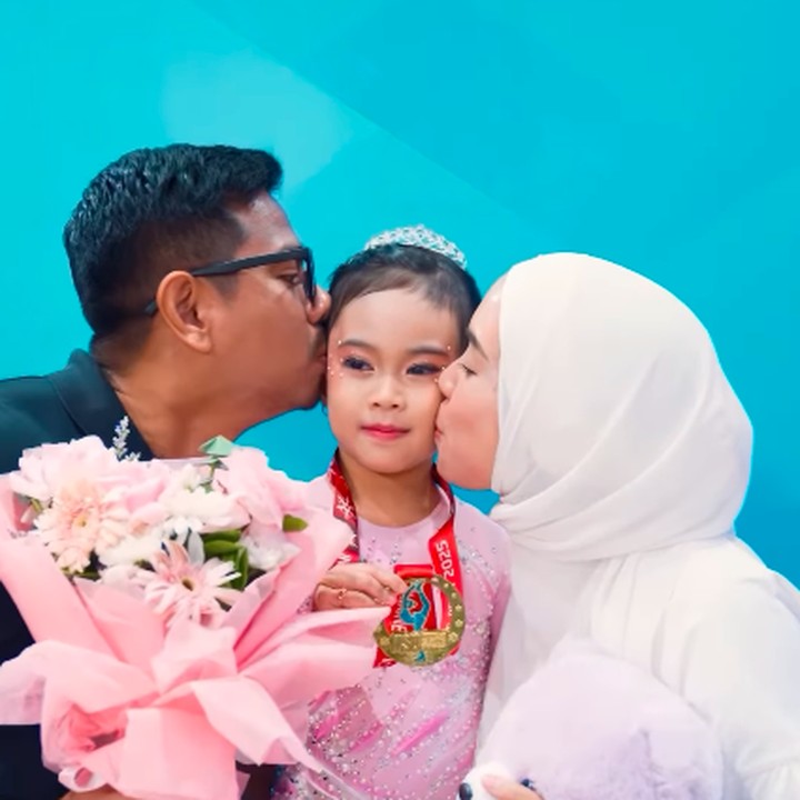 <p>"Terutama untuk Sada, selalu semangat meluncur mencapai semua mimpi dan harapanmu ya, Nak. Apapun warna medalimu, tetapi kamu dan Kamya akan selalu jadi juara umum di hati kami," katanya. (Foto: Instagram: @fitrop)</p>