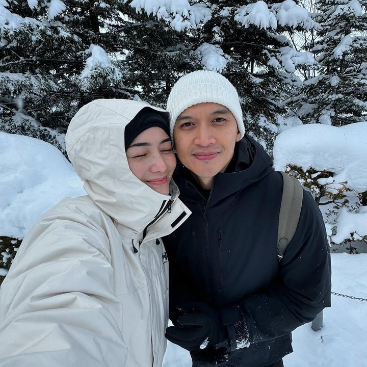<p>Bunda, kita doakan agar Rezky Adhitya selalu diberikan kesehatan dan keberkahan dalam umurnya ini, ya. Semoga Ayah satu anak ini pun sukses dan terus mendapatkan cinta dari orang-orang sekitarnya. (Foto: Instagram: @citraciki)</p>