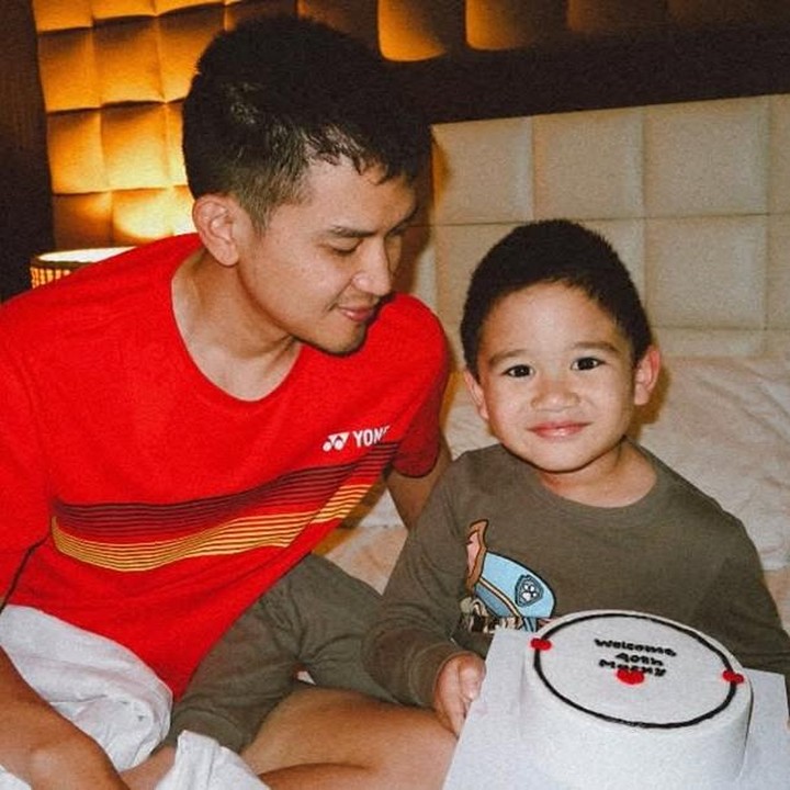 <p>Dalam potret terlihat Citra dan Athar menyiapkan sebuah kue ulang tahun. Kue ini pun bertuliskan "<em>Welcome</em> 40th Masky". (Foto: Instagram: @citraciki)</p>