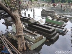 Tanggul Jebol, Ribuan Makam Terendam Air di Bojongsoang