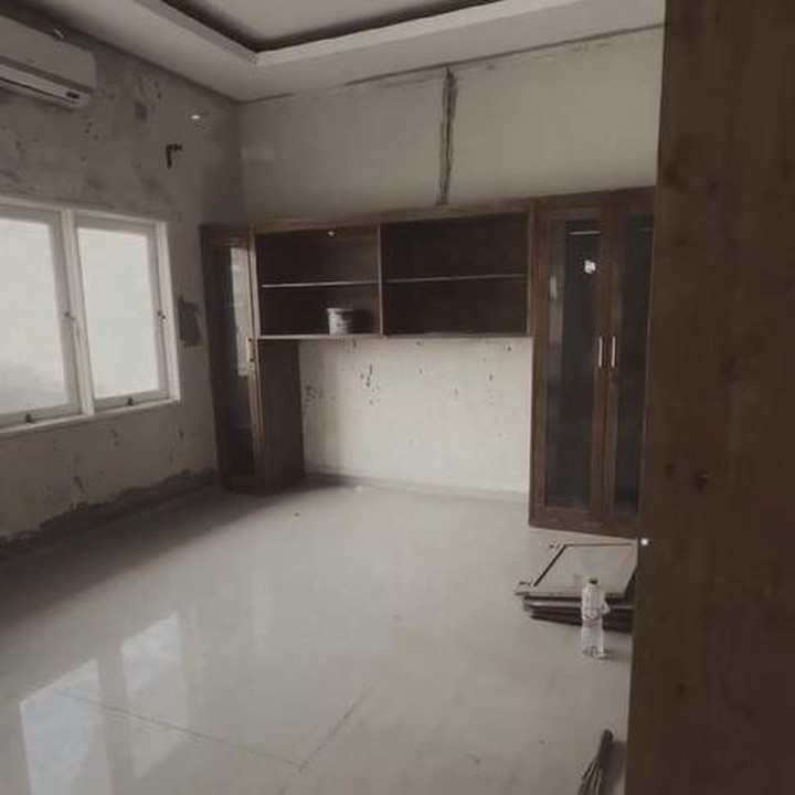 <p>Bassis dari grup band Kotak, Chua, belum lama ini menunjukkan sudut rumah miliknya yang terbengkalai selama tiga tahun. Rumah mewah tersebut rencananya bakal direnovasi oleh Chua. "<em>Bismillah</em> semoga semuanya dilancarkan, bisa renovasi rumah," kata Chua dalam video yang diunggahnya. (Foto: Instagram @chuakotak)</p>