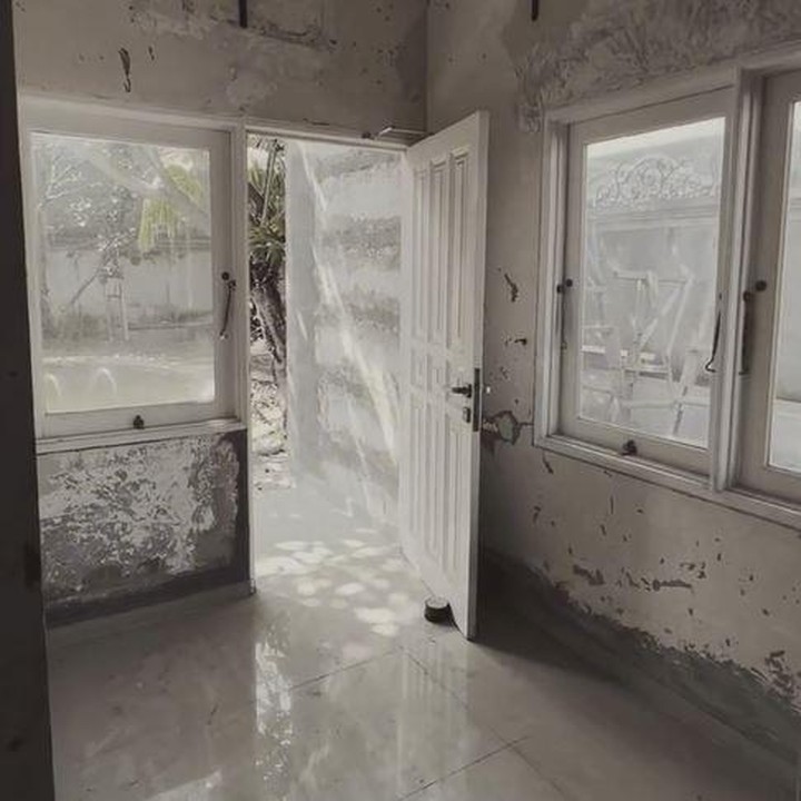 <p>Masuk ke dalam rumah, Bunda dapat melihat dominasi warna putih di lantai, dinding, dan pintu. Sayangnya, bagian dinding tampak seperti belum selesai dibangun. Barang-barang di dalam rumah ini juga masih belum tertata rapi. (Foto: Instagram @chuakotak)</p>
