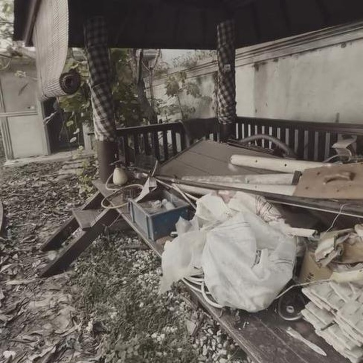 <p>Di bagian taman belakang rumah, terdapat sebuah gazebo atau saung. Tempat duduk gazebo banyak diisi barang-barang yang sudah tidak digunakan. Tak hanya itu, area di sekitar gazebo juga tampak kotor karena dipenuhi dedaunan kering. (Foto: Instagram @chuakotak)</p>