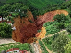 Sinkhole Telan Rumah, Ribuan Warga Terancam Jadi Gelandangan