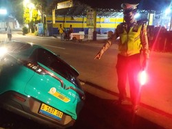 Video: Taksi Listrik Masuk Parit Setelah Tabrak Gerobak Nasi Goreng di Jakbar