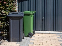 Pakai 3 Cara Ini Hadapi Tetangga yang Suka Buang Sampah di Tempat Sampah Kita