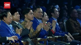 VIDEO: AHY-Gibran Duduk Berdampingan, Prabowo: Nanti Bisa Bersaing Nih