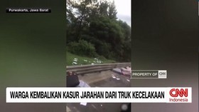VIDEO: Warga Kembalikan Kasur Jarahan dari Truk Kecelakaan