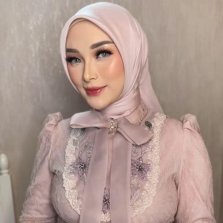 <p>Penyanyi dangdut Zaskia Gotik menjadi salah satu artis yang akan menjalani kehamilan di bulan Ramadhan tahun ini. Istri Sirajudin Machmud ini mengumumkan kehamilan ketiganya pada Januari 2025, saat usia kandungannya sudah masuk trimester ketiga atau tujuh bulan. Itu artinya, sebentar lagi Zaskia Gotik akan melahirkan anak ketiganya. (Foto: Instagram @zaskia_gotix)</p>
