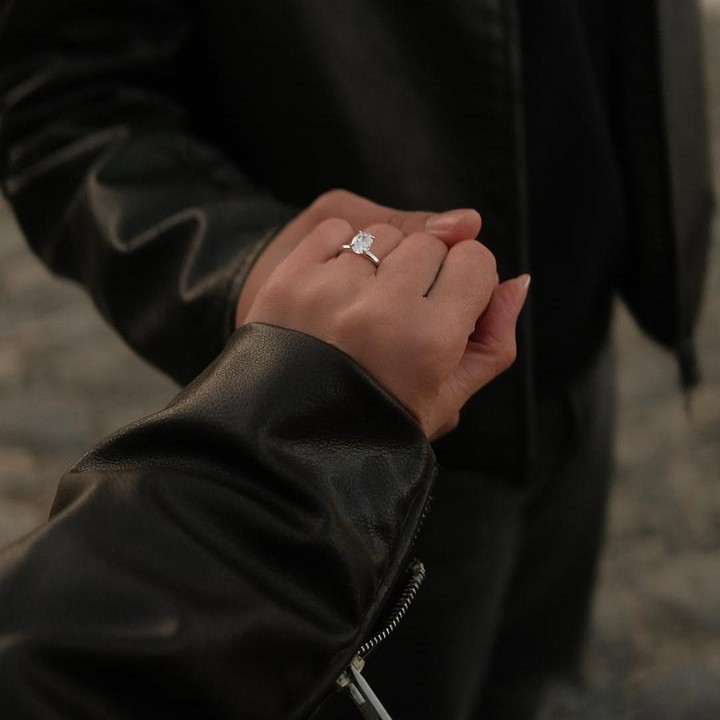 <p>Adikara melamar sang kekasih di Kyoto, Jepang. Penyanyi hits <em>Primadona</em> itu memberikan sebuah cincin bermata berlian yang cantik. (Foto: Instagram: @nazlaalifa)</p>