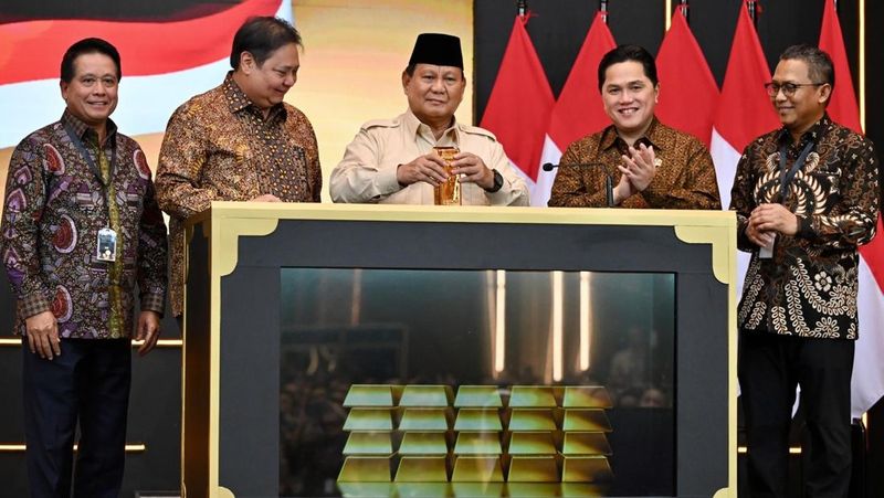 Emas batangan yang dimasukkan ke dalam kotak penyimpanan oleh Presiden Prabowo Subianto menandai peresmian kehadiran layanan Bank Emas Pegadaian di The Gad