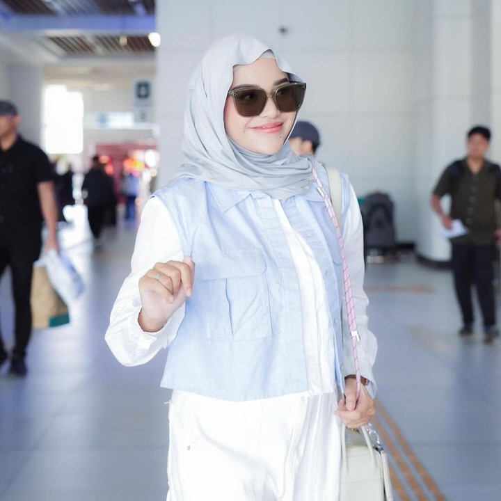<p>Selain gaya berbusananya yang menuai pujian, banyak netizen juga memuji tubuh langsing Aurel. Perempuan kelahiran Jakarta ini memang diketahui tengah menjalani diet sejak melahirkan anak keduanya. (Foto: Instagram @aurelie.hermansyah)</p>