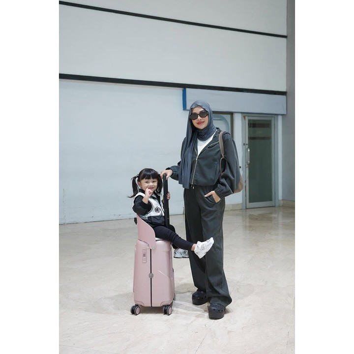 <p>Gaya OOTD Aurel ini banyak menuai pujian dari netizen. Perempuan 26 tahun ini dianggap semakin modis dengan gaya OOTD-nya. "Ini siy bukan lagi menyalaaa.. membaraaa,super keceh @aurelie.hermansyah panutankuw," tulis akun @vina_jou*****. "Apapun prosesnya , seorang wanita berhak berbuat apapun untuk badan nya .. semangatt bodygols @aurelie.hermansyah," tulis @tasyaokta******. (Foto: Instagram @aurelie.hermansyah)</p>