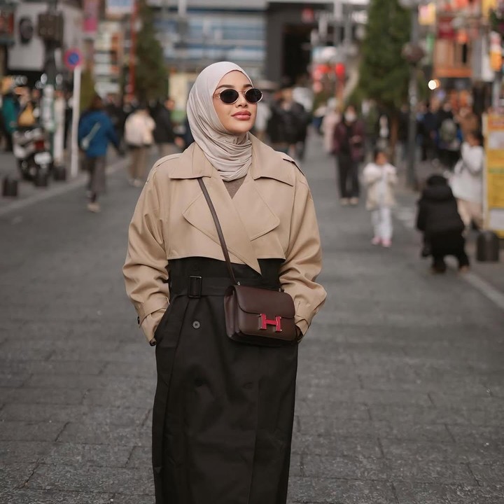 <p>Aurel kerap padu padan pakaian dengan warna senada dengan nuansa warna jilbabnya. Istri Atta Halilintar ini juga sering mengenakan aksesoris kacamata hitam untuk membuat penampilannya semakin modis. (Foto: Instagram @aurelie.hermansyah)</p>