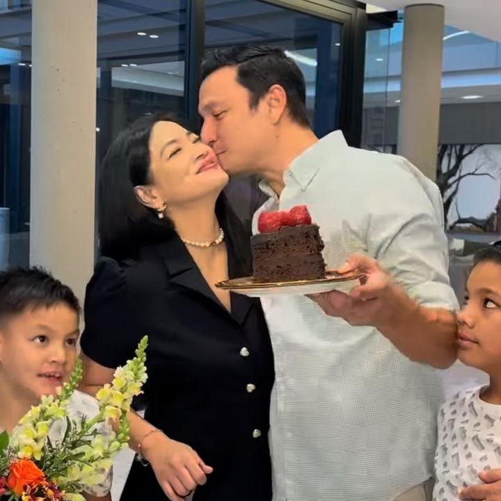 <p>Mendapatkan hadiah itu, Tian pun mengatakan ini pertama kalinya sang istri membuat kue sendiri. “Ulang tahun Papa doain semoga kita sehat terus, doain banyak rezeki halal. Ini spesial banget kue ulang tahun pertama dibikinin sama istri,” tuturnya. (Foto: Instagram@titi_kamall)</p>