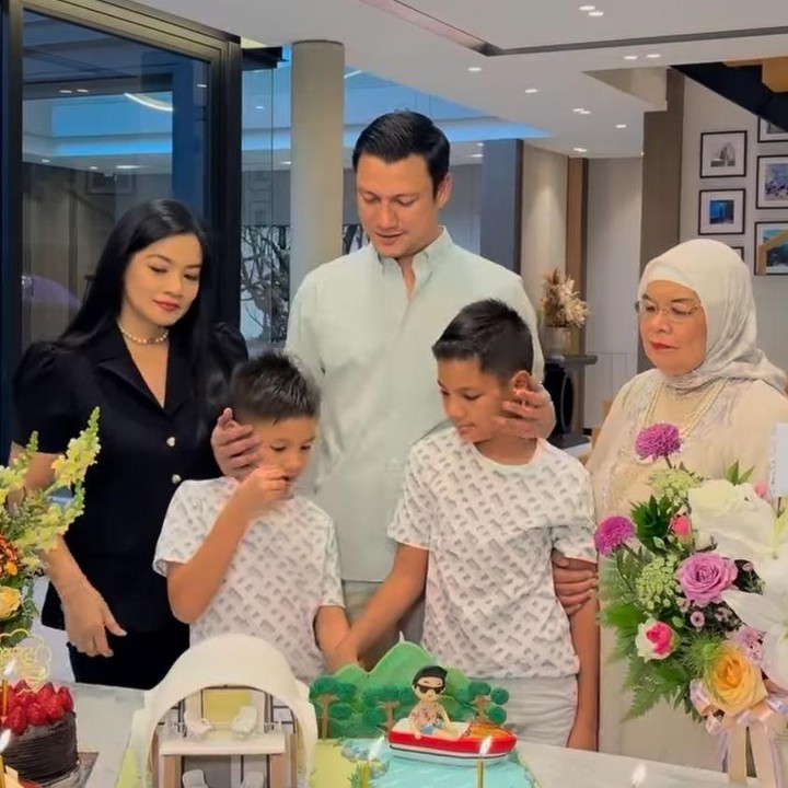 <p>Titi bersama ibunda dan kedua putranya, Arjuna dan Kai, memberikan kejutan ulang tahun untuk sang suami di rumah. “Happy Bday <em>@csugiono</em> semoga selalu bahagia, sehat selalu dan makin sayang sama keluarga, dilancarkan semua urusannya dan projectnya,” tulis Titi, dikutip dari laman<em> Instagram@titi_kamall,</em> Kamis (27/2/2025). (Foto: Instagram@titi_kamall)</p>