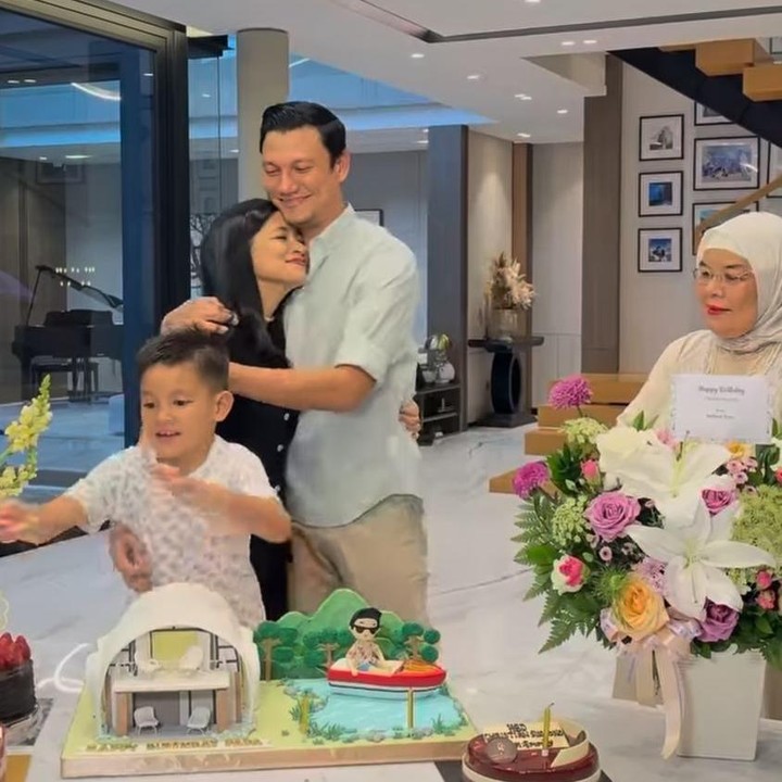 <p>Perayaan ulang tahun pria yang akrab disapa Tian ini dibagikan langsung oleh sang istri, Titi Kamal, melalui sebuah video yang diunggah di akun Instagram pribadinya. (Foto: Instagram@titi_kamall)</p>