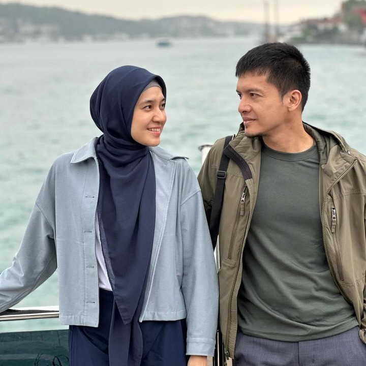 <p>Selain olahraga, <em>quality time</em> pasangan ini adalah <em>traveling</em>. Misalnya beberapa waktu lalu, Dhini dan Dimas memutuskan untuk berlibur ke Inggris hingga Turki. (Foto: Instagram @dimasseto_1/ @dhiniaminarti)</p>