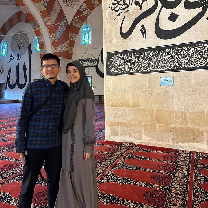 <p>Selama berada di Tanah Suci, Dhini dan Dimas banyak melakukan ibadah bersama. Dalam satu unggahan di Instagram, Dimas membagikan video saat beribadah bersama sang istri. Melalui unggahan ini, Dimas juga mengungkap rasa syukurnya bisa menikah dengan Dhini. "Menikah sama kamu adalah anugerah dari Allah<br /><em>InsyaaAllah</em> sama2 ke surga ya sayang," tulisnya. (Foto: Instagram @dimasseto_1/ @dhiniaminarti)</p>