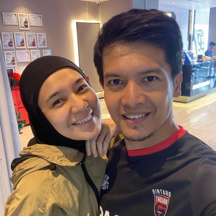 <p>Pasangan yang sudah menikah 16 tahun ini juga dikenal aktif melakukan olahraga bersama. Di tengah kesibukan, Dhini dan Dimas selalu menyempatkan diri untuk olahraga lari. Keduanya juga sering ikut lomba lari maraton lho, Bunda. (Foto: Instagram @dimasseto_1/ @dhiniaminarti)</p>