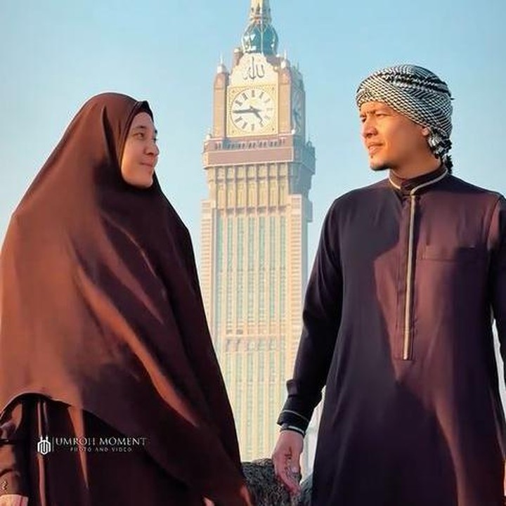 <p>Belum lama ini, Dhini dan Dimas pergi ke Tanah Suci untuk menunaikan ibadah umrah bersama. Sebelumnya, pasangan ini sudah pernah melakukan ibadah serupa. (Foto: Instagram @dimasseto_1/ @dhiniaminarti)</p>