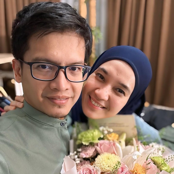 <p>Dhini dan Dimas sering membagikan momen kebersamaan mereka di media sosial (medsos). Pasangan yang sama-sama terjun ke dunia akting ini juga tak ragu untuk mengumbar momen romantis di medsos. "Makasiiiii selalu support aku. LOVE U (emotikon senyum)," tulis Dhini sebagai keterangan fotonya. (Foto: Instagram @dimasseto_1/ @dhiniaminarti)</p>