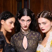 Tren Gaya Rambut Terunik di London Fashion Week Fall/Winter 2025, dari Retro hingga Gothic