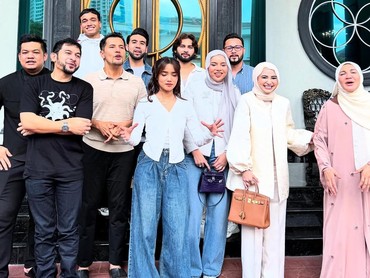 img-title Momen Fuji & Fadly Faisal bak 'Diratukan' Para Sultan Malaysia saat Liburan