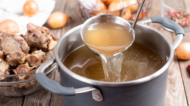 Kaldu tulang bisa jadi serbaguna dan menyehatkan. Menyiapkannya selama bulan Ramadan bisa membantu Anda mempersiapkan menu sahur dengan cepat.