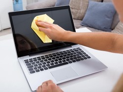 Ini Cara Aman Bersihkan Layar Laptop agar Tidak Merusaknya