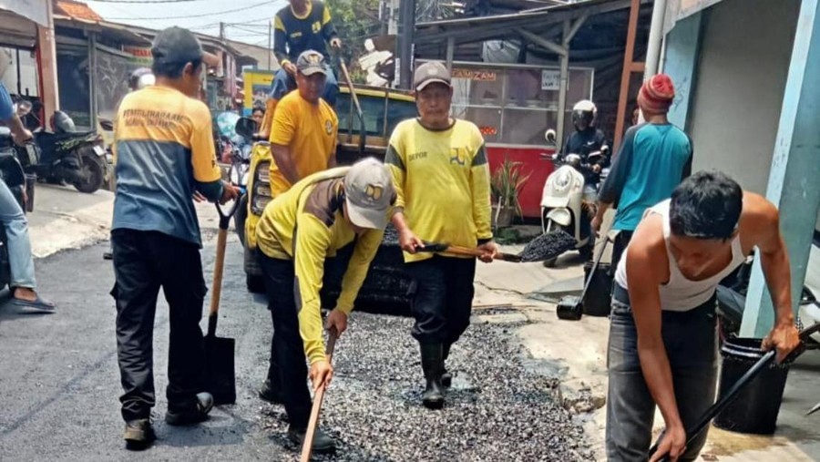 Jalan akses ke Stasiun Citayam&comma; Depok rusak berlubang di sejumlah titik&period; Dinas PUPR Depok menambal jalan rusak berlubang tersebut dengan aspal&period; &lpar;dok PUPR Depok&rpar;
