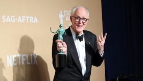 John Lithgow Nilai Jadi Albus Dumbledore Tak Akan Berat