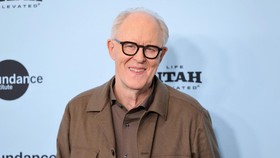 John Lithgow Bingung 'Dirujak' Netizen Usai Gabung Serial Harry Potter