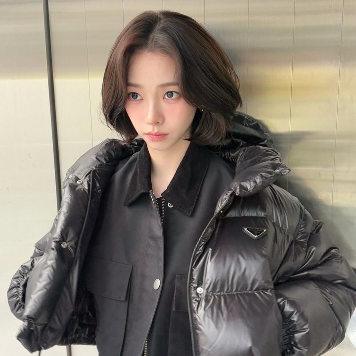 <p>Perempuan 24 tahun ini tampil menawan dengan gaya rambut pendek bobnya. Momen itu diketahui langsung ketika sang aktris berada di Bandara Incheon, Rabu (26/2/2025). (Foto: Instagram@katarinabluu)</p>