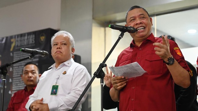 Kejaksaan Agung menetapkan sembilan tersangka baru dalam kasus korupsi Pertamina, termasuk Riza Chalid. Total kerugian negara mencapai Rp193,7 triliun.