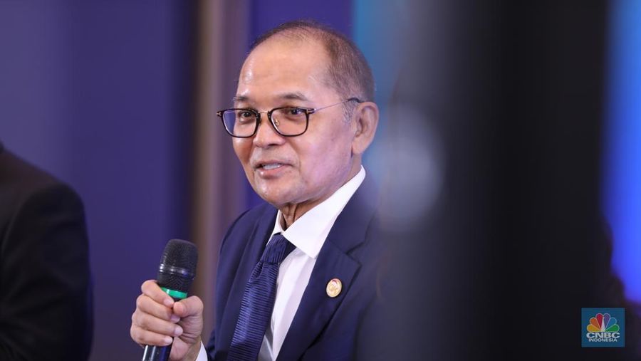 Kepala Eksekutif Pengawas Perasuransian, Penjaminan, dan Dana Pensiun OJK, Ogi Prastomiyono menyampaikan paparan dalam CNBC Indonesia Insurance Forum di Jakarta, Kamis (27/2/2025). (CNBC Indonesia/Tri Susilo)
