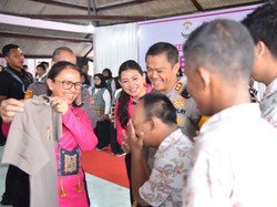 Ketum Bhayangkari Kunjungi SLB di Gresik, Tinjau Makan Bergizi-Beri Semangat