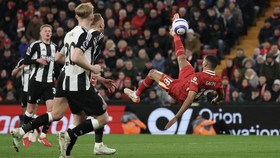 FOTO: Hajar Newcastle, Liverpool Tatap Gelar Juara