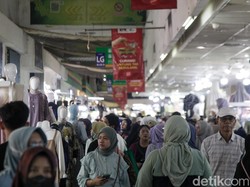 Sesaknya Pasar Tanah Abang Jelang Puasa