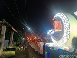 Meriah! Pawai Obor Sambut Ramadan di Praya Berhadiah Kambing
