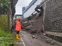 Plengsengan Gedung Polinema Ambrol Tutup Jalur Alternatif di Kota Malang