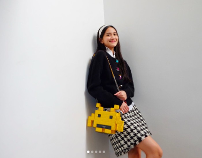 Pose Cantik Leya Princy Saat Bersantap di Resto Fine Dining